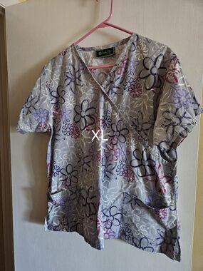 Womens Grey Floral  Scrub Top - XL